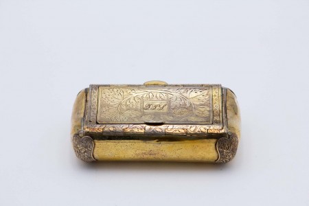 Caixa de rapé de prata dourada em formato bombé com gravados vegetalistas na tampa